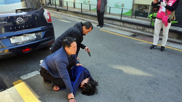 오세훈 미래통합당 후보(서울 광진을)가 차량 유세 중 한 괴한의 공격을 받았다. 다행히 현장에 있던 경찰에 의해 제압되며 인명 피해는 없었다. (오세훈 후보 측 사진 제공)
