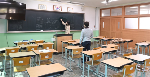 거창대성고등학교 교실의 온라인 수업.