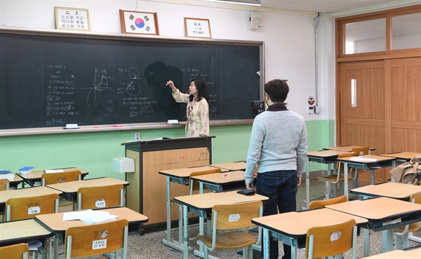 거창대성고등학교 교실의 온라인 수업.