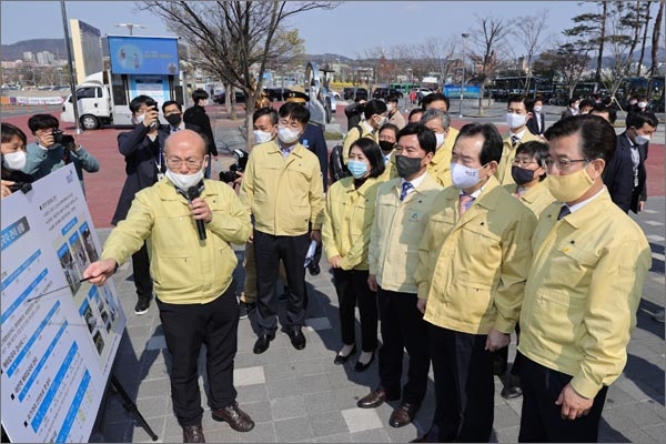  정세균 국무총리가 9일 오후 대전역 선별진료소를 방문, 코로나19 해외유입 방지를 위한 대전시의 대응 상황을 점검했다.