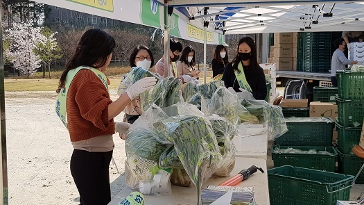  홍성유기농영농조합과 홍성군이 유기농산물을 판매하고 있다. 