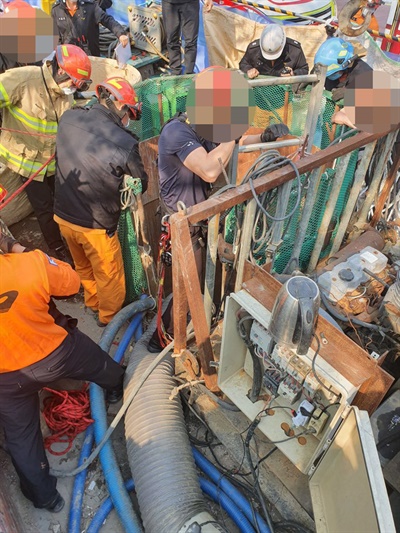 9일 오후 부산 사하구 하수도 맨홀 공사 과정에서 3명의 노동자가 유독가스 질식으로 숨졌다. 119 구조대원의 구조작업이 펼쳐지고 있다.