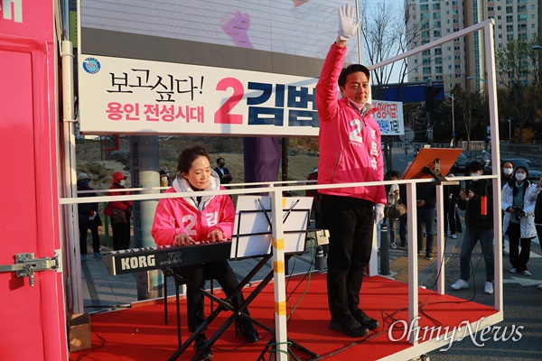 21대 총선 경기도 용인시정 미래통합당 김범수 후보가 9일 오후 용인시 보정동 누리에뜰 사거리에서 유세용 방송차량에 부인이 연주하는 반주에 맞춰 노래를 부르고 있다.