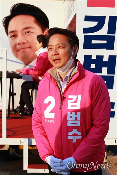 21대 총선 경기도 용인시정 미래통합당 김범수 후보가 9일 오후 용인시 보정동 누리에뜰 사거리에서 시민들에게 지지를 부탁하고 있다.