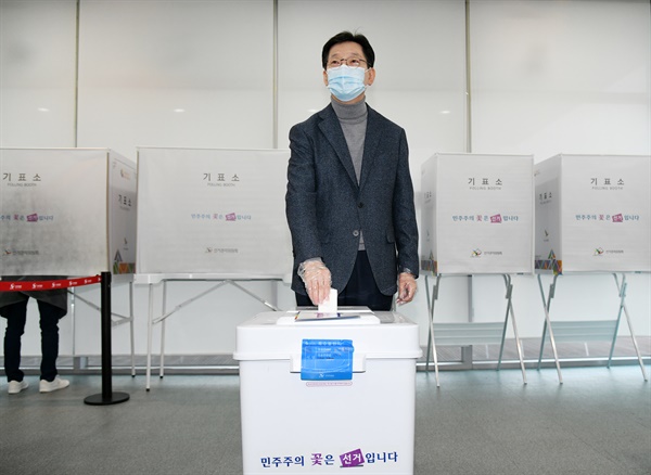 김경수 경남지사가 10일 오전 창원문화원 1층에 마련된 용지동 사전투표소를 찾아 투표했다.