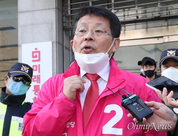 '세월호 막말' 윤리위 소명 마친 차명진 후보 '세월호 막말'로 논란이 되고 있는 미래통합당 경기 부천병 차명진 후보가 10일 오전 서울 영등포 중앙당사에서 열린 윤리위원회에 참석한 뒤 기자들의 질문에 답하고 있다. 