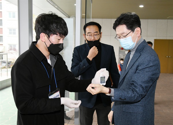김경수 경남지사가 10일 오전 창원문화원 1층에 마련된 용지동 사전투표소를 찾아 투표했다.