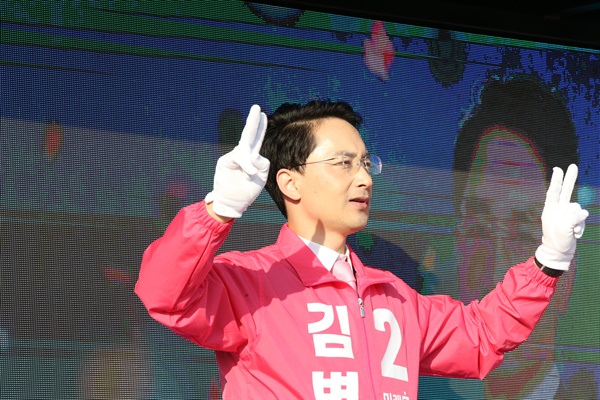 국회의원 선거운동이 시작된 지난 2일 경북 포항시 남구 형산교차로에서 포항 남구·울릉 선거구에 출마한 미래통합당 김병욱 후보가 아침 인사를 하고 있다. 