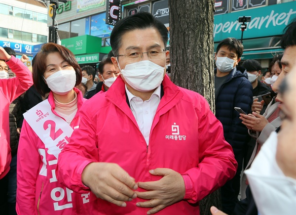 미래통합당 서울 종로 황교안 후보와 부인 최지영 씨가 지난 6일 서울 종로구 평창동 거리에서 주민들을 만나고 있다.