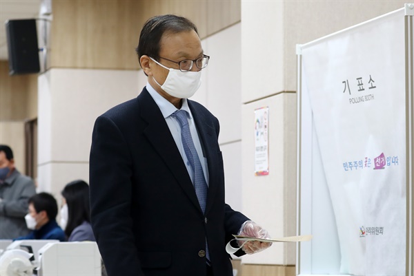 더불어민주당 이해찬 선대위원장이 10일 오전 대전시 중구 은행선화동 사전투표소에서 투표하고 있다.