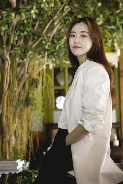  영화 <서치 아웃>의 누리 역을 맡은 배우 허가윤이 포즈를 취하고 있다. 