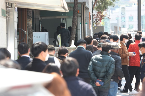 제21대 국회의원 선거 사전투표가 진행되는 10일 오후 서울 중구 필동 경로당 앞에서 시민들이 투표를 위해 줄을 서 있다. 