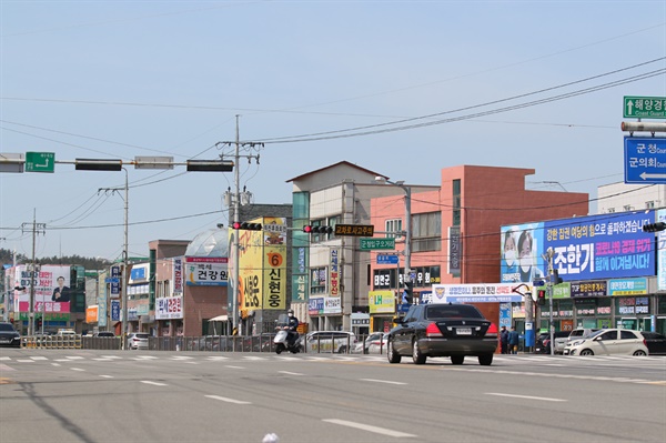 줄 지어 선 후보자들의 선거사무실 사진은 충남 태안군 태안읍의 중심가인 태안군청 앞 5거리 일원으로, 세 후보자의 선거사무소 또는 후원회 사무실이 줄 지어 들어서 있다. 50여 미터 간격으로 선거사무소가 들어선 것은 이번이 처음이다.