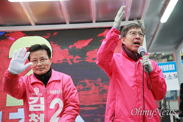 박형준 미래통합당 공동선대위원장이 10일 부산을 찾아 사하갑 김척수 후보에 대한 지원유세에 나서고 있다.