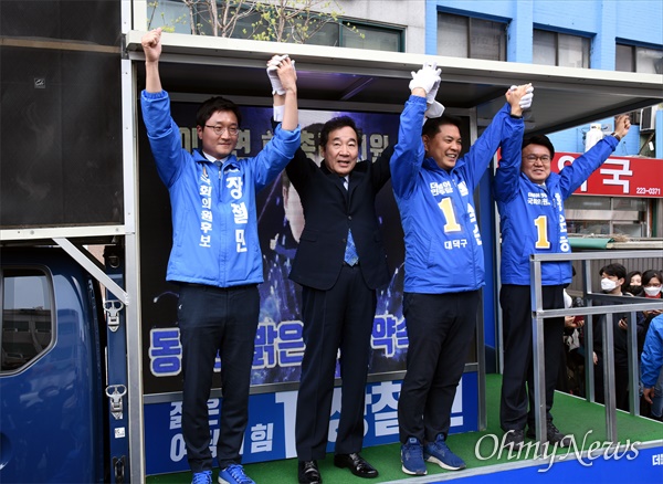 이낙연 더불어민주당 상임선대위원장이 10일 오전 대전 동구 중앙시장 입구에서 대전지역 원도심 후보 지원유세를 펼치고 있다.