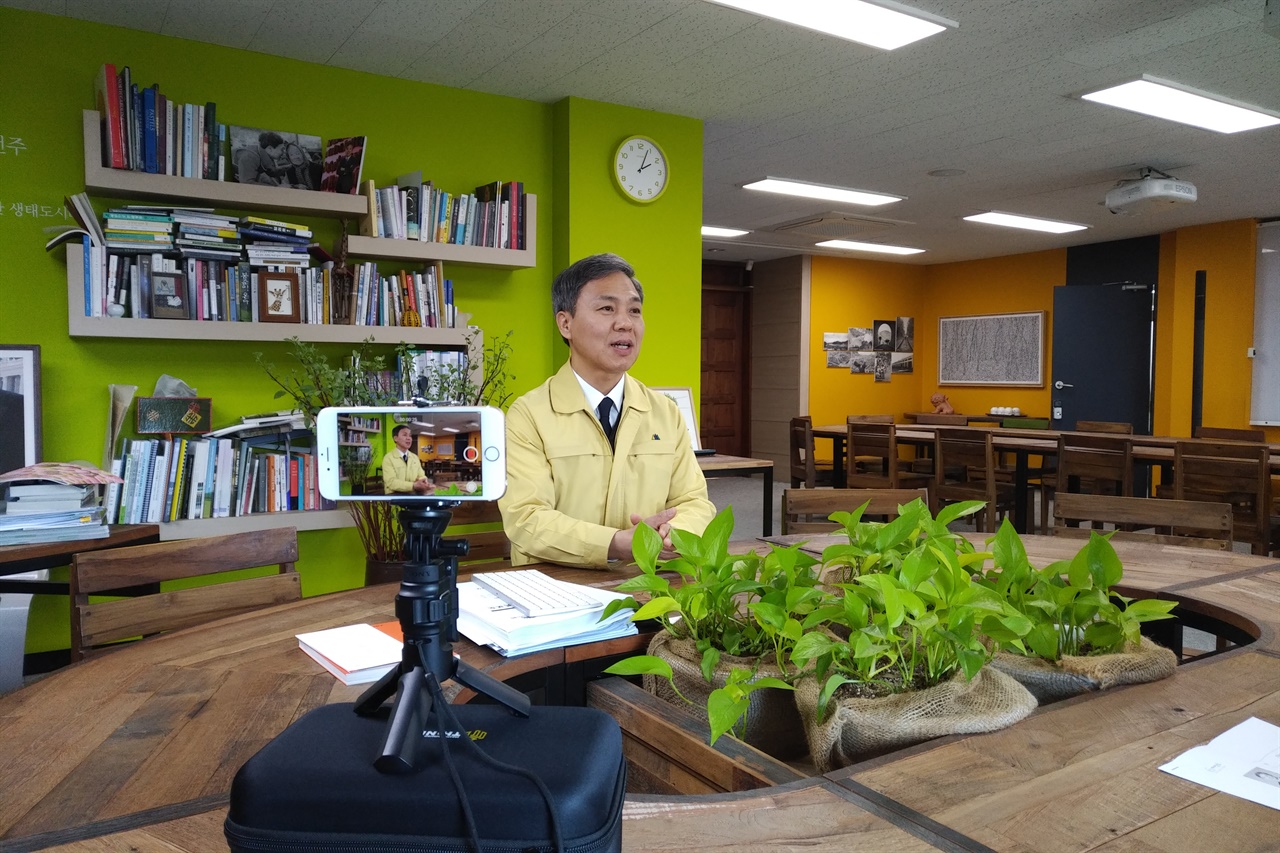  전주시청 시장실에서 인터뷰 중인 김승수 전주시장