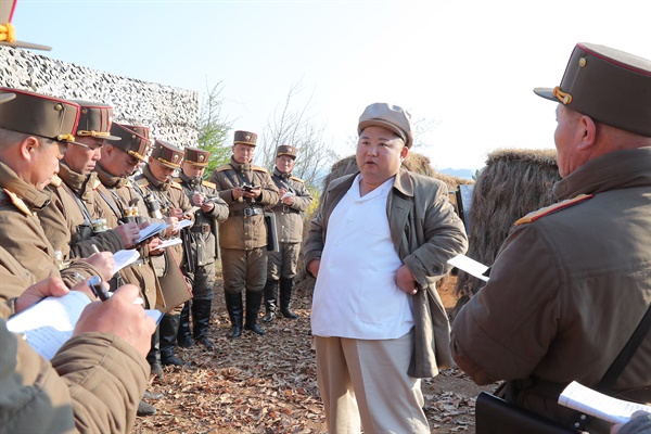 노동당 기관지 노동신문은 김정은 국무위원장이 인민군 군단별 박격포병구분대의 포사격 훈련을 지도했다고 10일 보도했다. 신문은 훈련이 실시된 구체적인 날짜는 공개하지 않았다. 