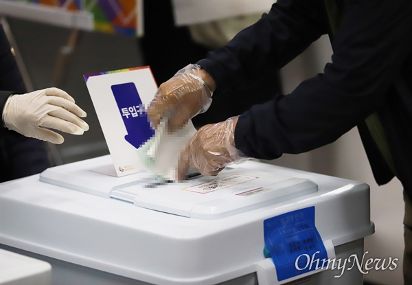4.15총선 사전투표 첫날인 10일 부산 동래구 사직동의 한 투표소에서 유권자들이 한 표를 행사하고 있다.
