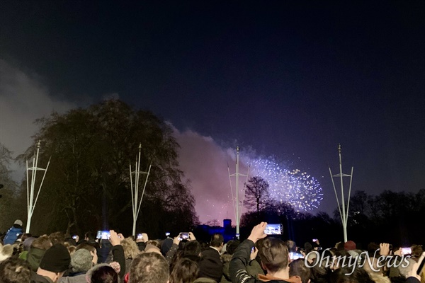 지난해 12월 31일 영국 런던 버킹검 궁전 앞. 수많은 사람들이 새해맞이 불꽃놀이를 보고 있다. 