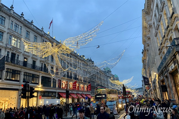지난해 연말 영국 런던의 옥스퍼드 서커스 거리. 수많은 사람들이 연말 쇼핑을 즐기기 위해 이곳을 찾았다.  