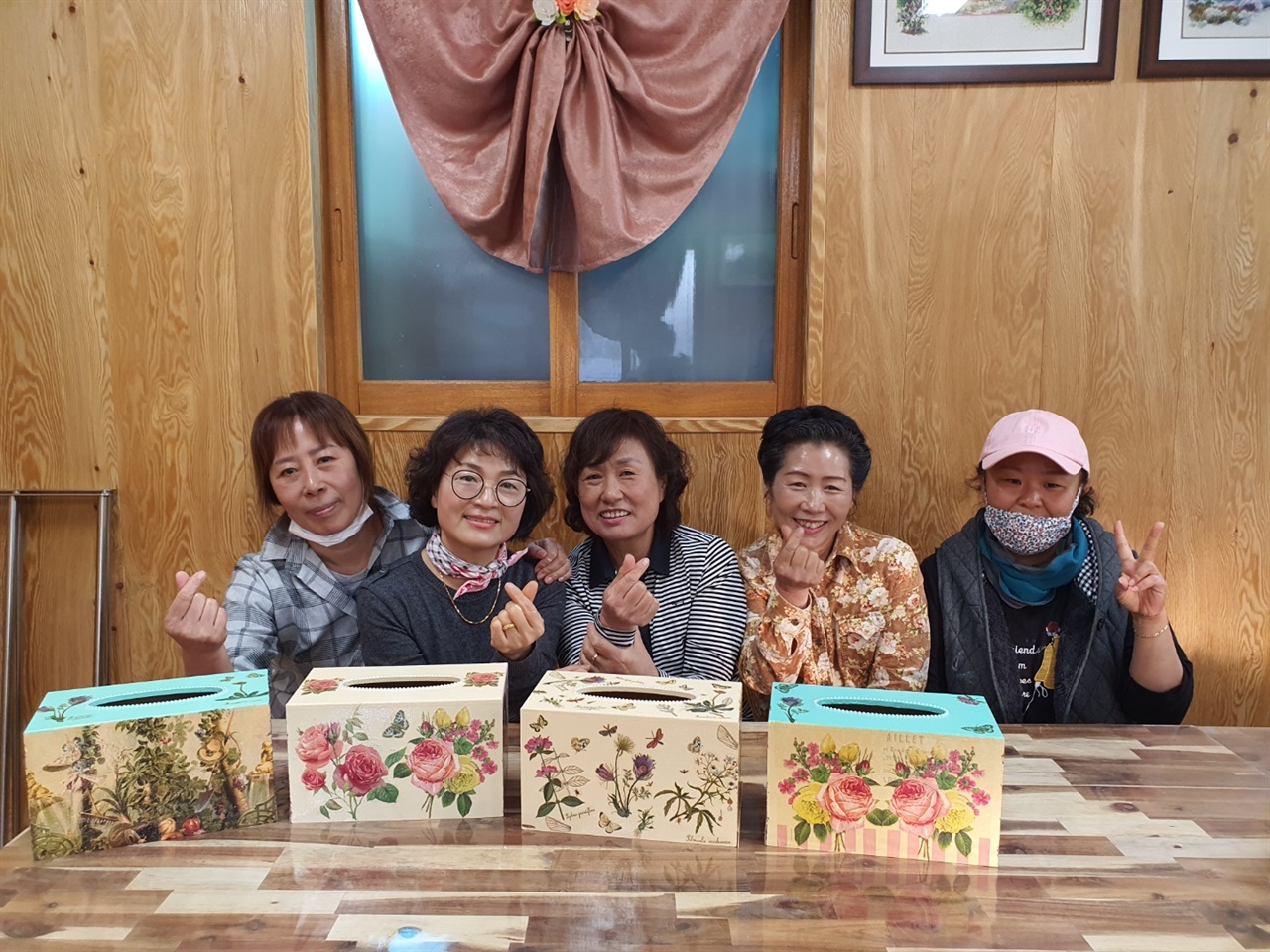  주민들이 자신의 작품앞에서 기념촬영을 하고 있다.