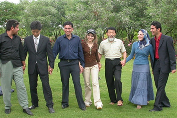 이라크 아르빌 공원에서 대학생들과 쿠르드족 전통 민속 무용인 초피댄스(2007년 4월)