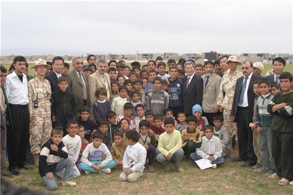 이라크 시범학교 건설부지에서 코이카 총재, 교육부 장관, 자이툰 관계자들과 소년들(2006년 3월)