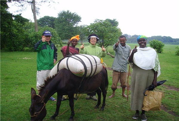 에티오피아 Oromia 주민과 송인엽 소장 부부(2008년 10월)