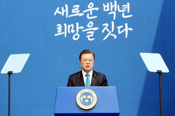 문재인 대통령이 11일 오전 서울 서대문 독립공원 어울쉼터에서 열린 제101주년 대한민국임시정부 수립 기념식에서 기념사를 하고 있다. 