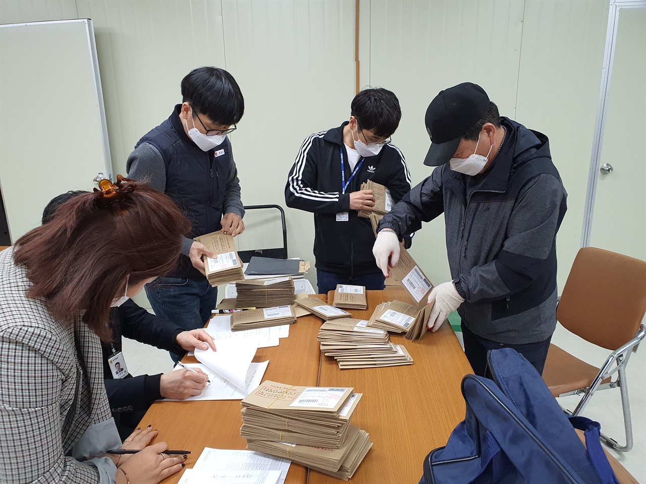 11일 홍성군선관위에 도착한 관외투표지를 참관인 입회하에 해당 우체국으로 분류하고 있다.