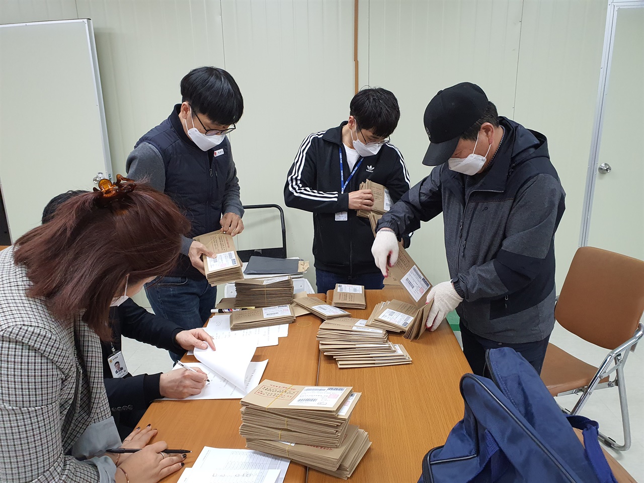  11일 홍성군선관위에 도착한 관외투표지를 참관인 입회하에 해당 우체국으로 분류하고 있다.