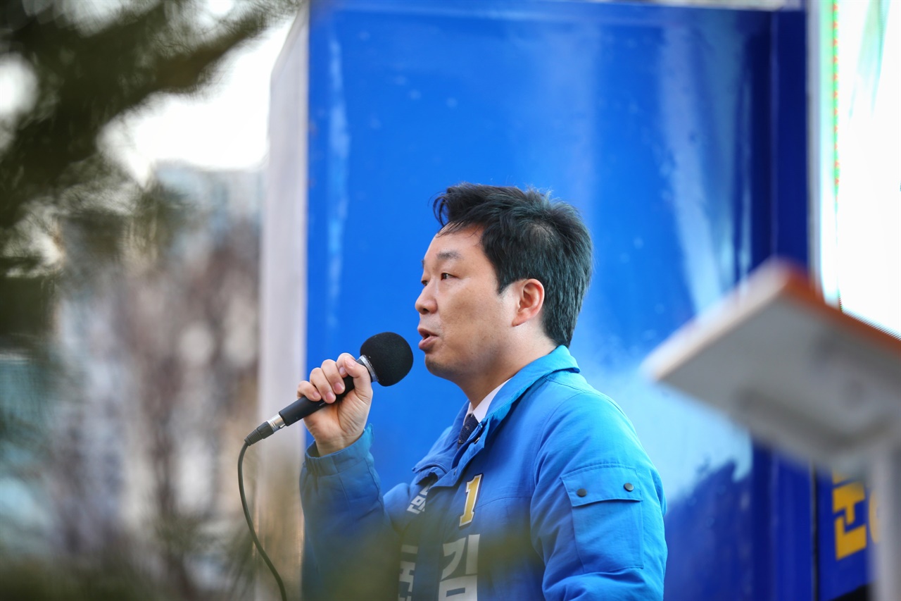 선거 유세를 하고 있는 김병관 후보