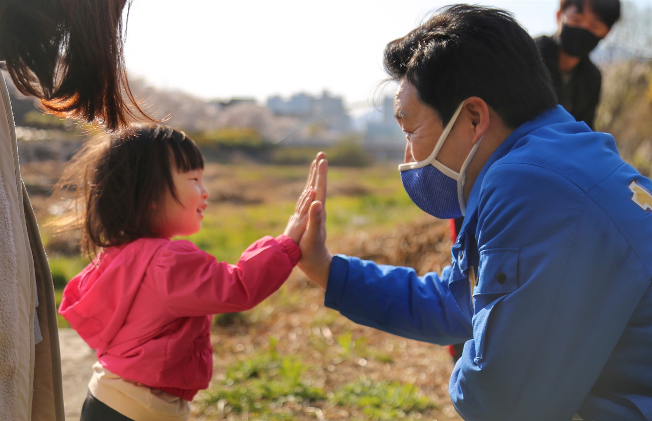 아이와 인사하고 있는 김병관 후보