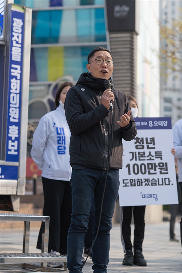 광진을 미래당 오태양 후보의 유세현장에서 발언하는 김제동