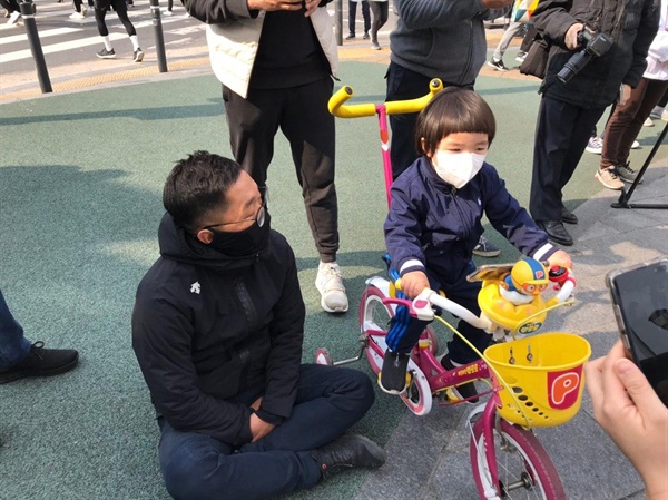 광진을 미래당 오태양 후보의 유세현장에서 아이와 함께 있는 김제동