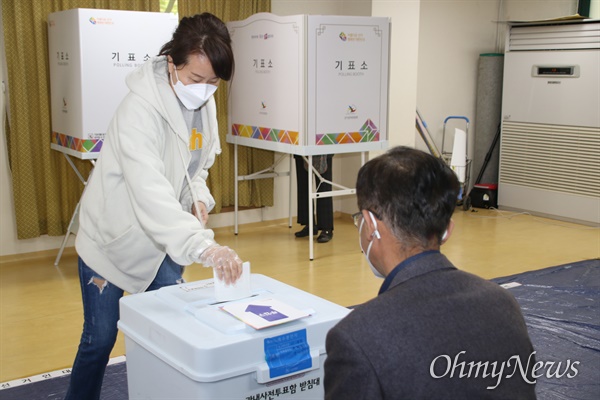 사전투표가 진행된 11일 대구의 한 사전투표소에서 투표하는 모습.