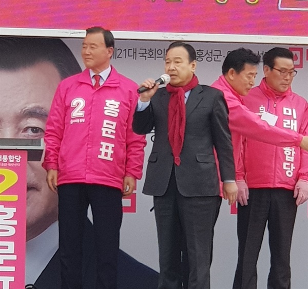 이완구 전 총리는 “그동안 제가 홍문표 후보를 싫어한다고 하는데 정치하면서 경쟁관계이니 당연하다. 홍 후보가 한국정치와 통합당에서 차지하는 비중이 크다. 나이는 문제가 되지 않는다. 미국의 트럼프도 70대이다. 나이가 많은 것이 아니라 완숙한 경지에 이른 것이다.”며 “이완구를 지지해주고 정치인 만들어준 여러분이 이제는 홍문표 후보를 지지해 마지막으로 고향을 위해 불꽃을 살릴 수 있도록 해달라”라고 호소했다.