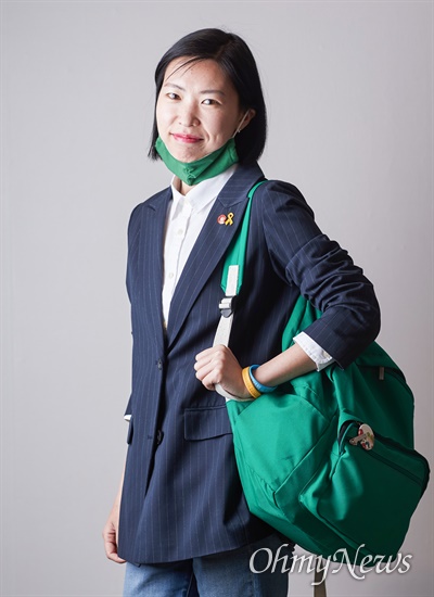 고은영 녹색당 비례대표 1번 후보가 선거 운동기간 동안 다양한 녹색 소품을 활용해 녹생당의 정체성을 알리고 있다고 했다. 