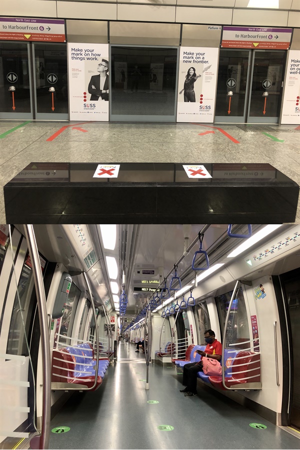 싱가포르 지하철 내부. 앉을 수 있는 자리, 서 있어도 되는 자리가 따로 정해져 있습니다.