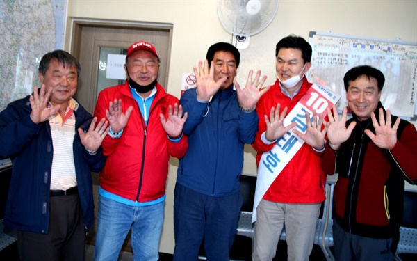  무소속 김태호 후보(거창함양합천산청)가 가수 김흥국씨와 함께 했다.