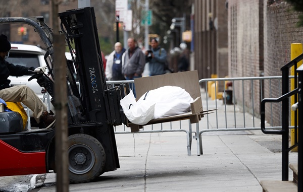 A body of COVID-19 in New York is carried by a forklift truck. On March 31 (local time), a vinyl-wrapped body of COVID-19is carried by a forklift to a refrigerated truck used as a makeshift morgue at a hospital in Brooklyn, New York.