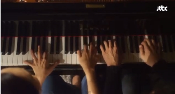  유아인과 김희애가 한 피아노 앞에 나란히 앉아 연주하는 장면으로 크게 주목받은 클래식 곡, 슈베르트의 '네 손을 위한 환상곡'.