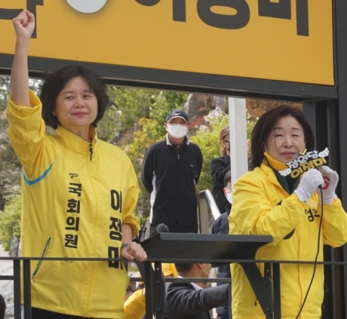 12일 오후 인천 송도에서 정의당 이정미 후보와 정의당대표인 심상정 후보가 공동유세를 하고 있다.