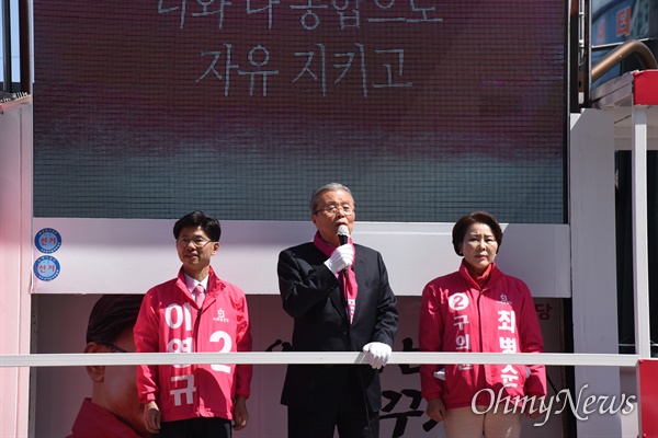 김종인 미래통합당 총괄선대위원장이 13일 오후 대전 서구 도마사거리에서 이영규 후보 지원 유세를 하고 있다.