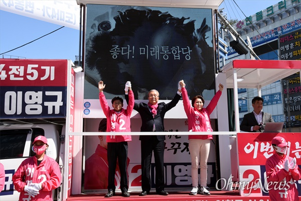 김종인 미래통합당 총괄선대위원장이 13일 오후 대전 서구 도마사거리에서 이영규 후보 지원 유세를 하고 있다.