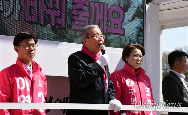 김종인 미래통합당 총괄선대위원장이 13일 오후 대전 서구 도마사거리에서 이영규 후보 지원 유세를 하고 있다.