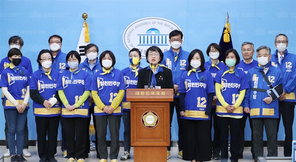 열린민주당 김진애 후보를 비롯한 비례대표 후보들이 13일 오후 서울 여의도 국회 소통관에서 기자회견을 열고 지지를 호소하고 있다.