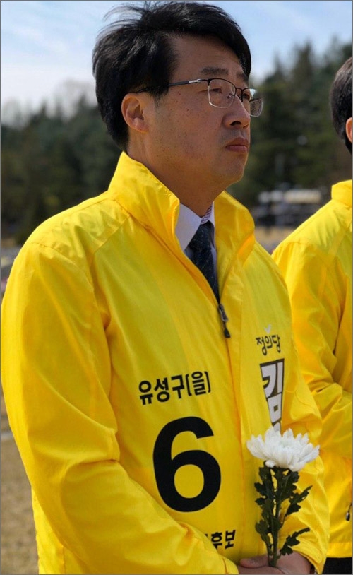 정의당 김윤기 대전 유성구을 후보가 4월 16일 세월호 참사일을 앞두고 13일 오전 대전현충원 세월호 교사 묘역을 참배했다.