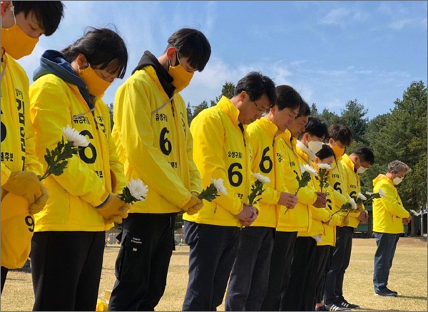 정의당 김윤기 대전 유성구을 후보가 4월 16일 세월호 참사일을 앞두고 13일 오전 대전시당 당직자들과 함께 대전현충원 세월호 교사 묘역을 참배했다.