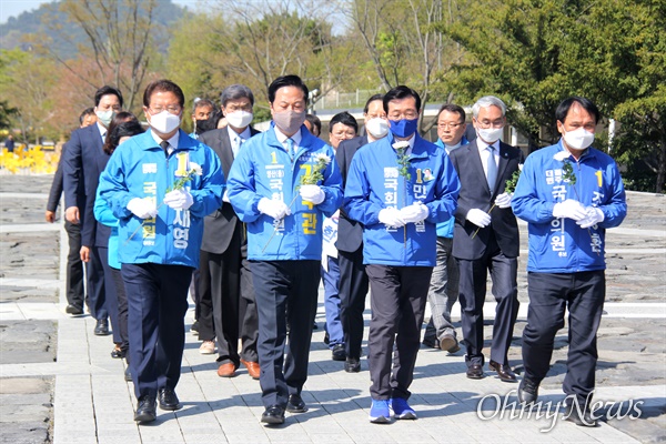 더불어민주당 경남도당 선거대책위원회는 14일 오전 봉하마을 고 노무현 전 대통령 묘소를 참배했다.